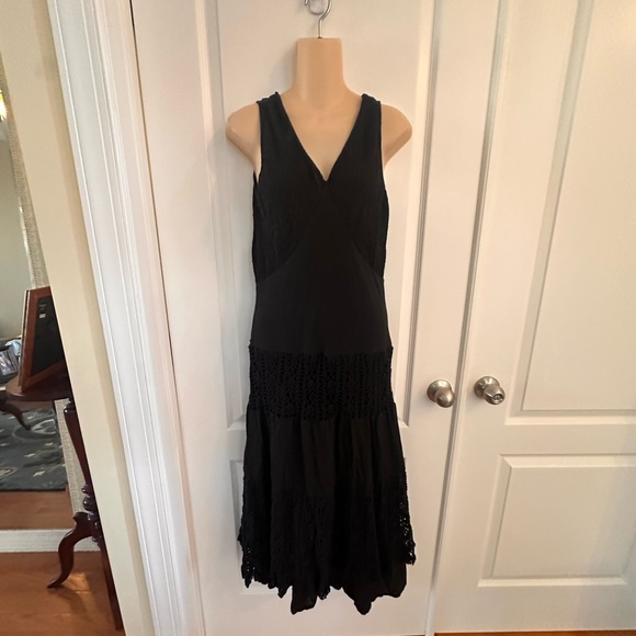 V Cristina maxi dress featuring a deep V-neckline and crochet lace detailing - Picture 3 of 9